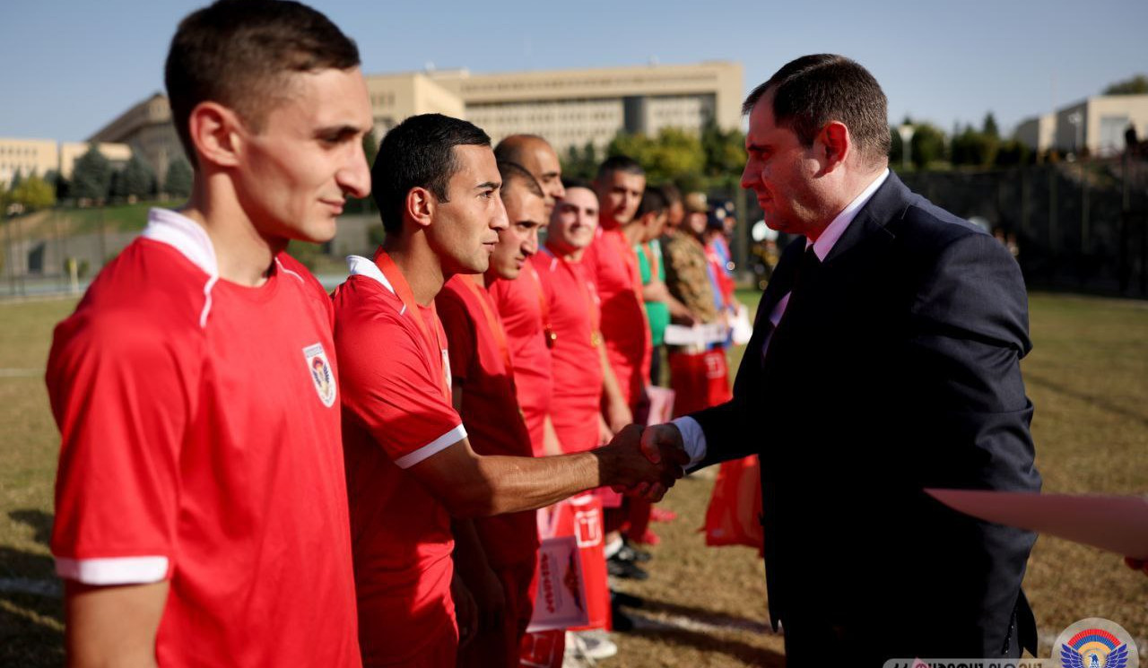 Պապիկյանը հետևել է ՊՆ թիմերի մասնակցությամբ ֆուտբոլի մրցաշարի եզրափակչին և պարգևատրել մրցանակակիրներին