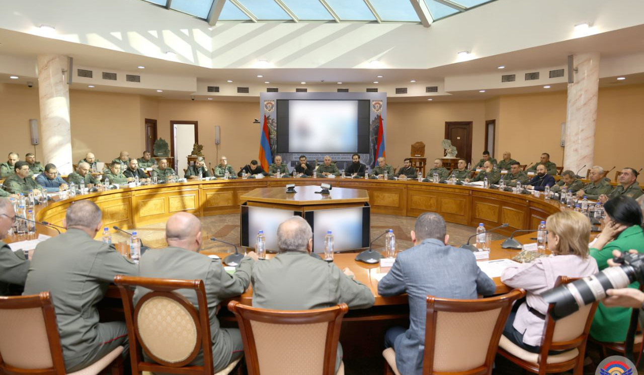 ԶՈՒ ԳՇ պետի գլխավորությամբ տեղի է ունեցել զինծառայողների գաղափարական դաստիարակության ոլորտին առնչվող կոնֆերանս