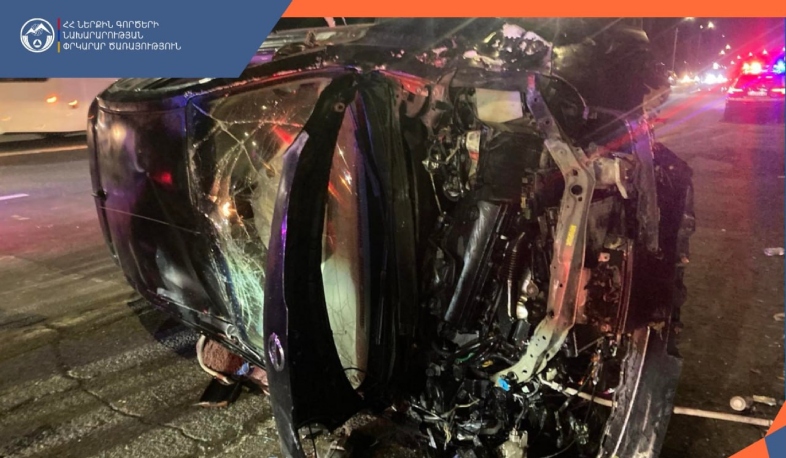 Ավտոմեքենան բախվել է ճանապարհի բաժանարար բետոնե պատնեշին և կողաշրջվել