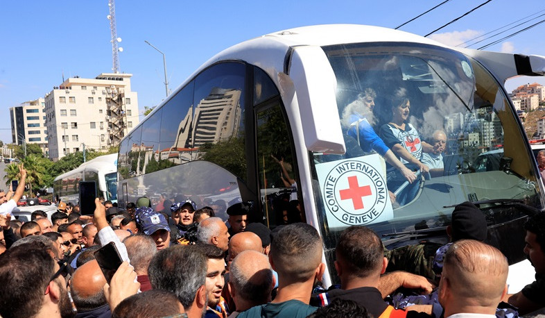 Автобусы с освобождёнными палестинскими заключёнными прибывают в Рамаллу: Al Jazeera