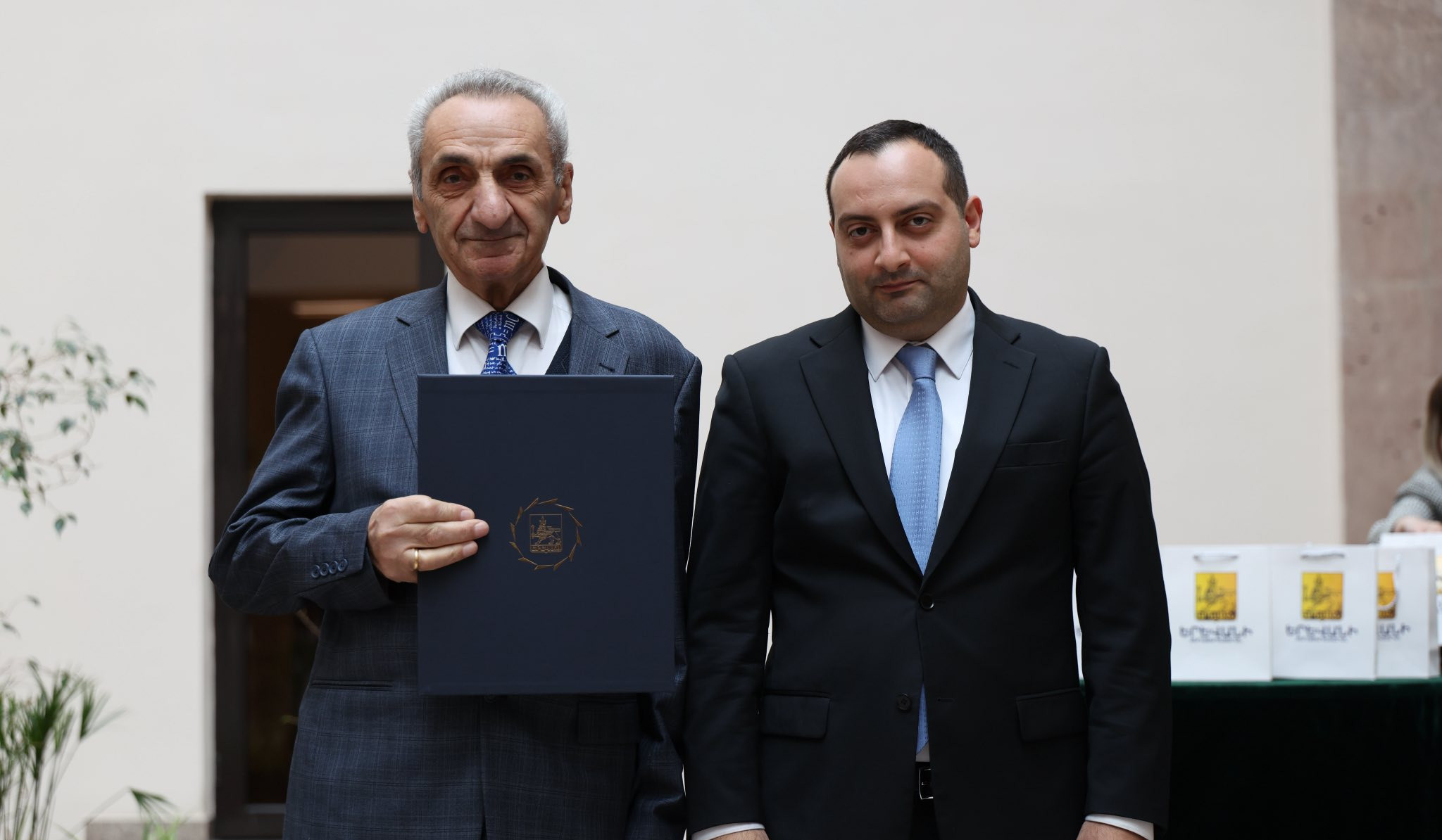 50 մանկավարժ պարգևատրվել է Երևանի քաղաքապետի պատվոգրերով ու հուշանվերներով