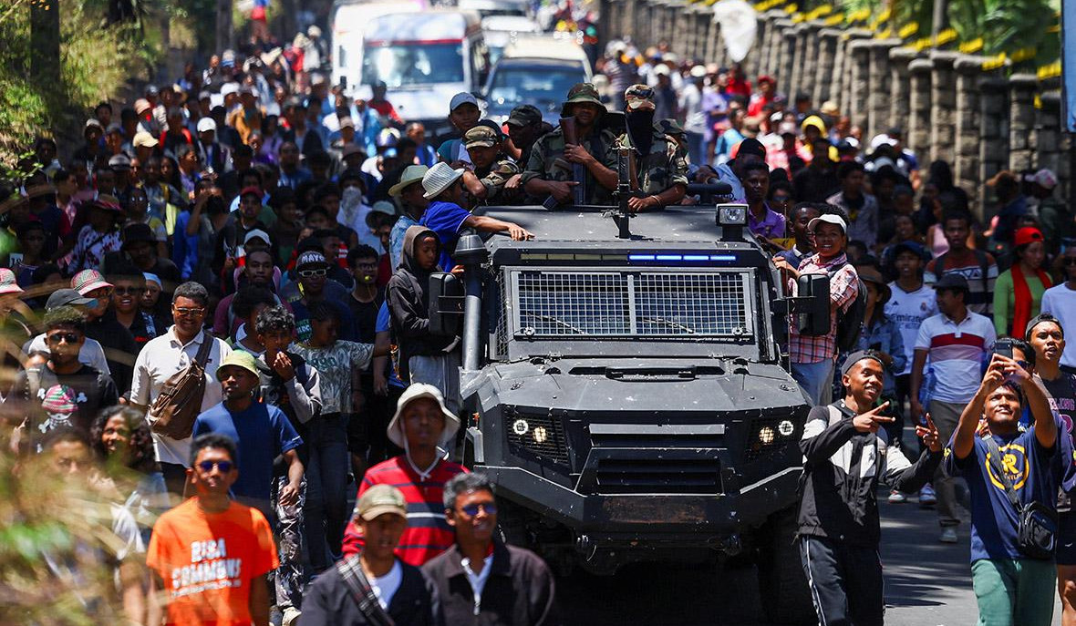 Президент Мадагаскара покинул страну на фоне массовых протестов