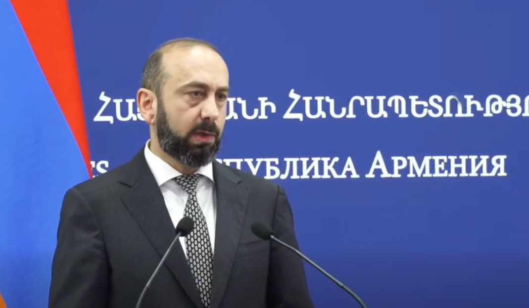 Армения никогда и ни перед какой третьей стороной не брала и не будет брать на себя обязательство менять Конституцию Армении: Мирзоян