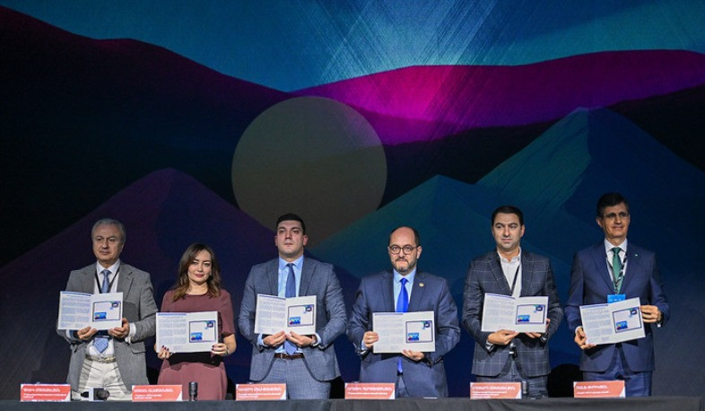 Արայիկ Հարությունյանը մասնակցել է «Սիլիկոնային սարեր 2025» տեխնոլոգիական գագաթնաժողովին նվիրված բացիկի մարմանը