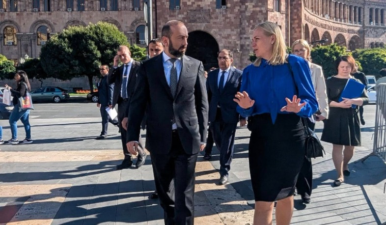 Арарат Мирзоян и Элина Валтонен совершили короткую прогулку по 2807-летнему Еревану