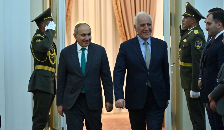 Prime Minister presents the State Award for Global Contribution to High Technologies to Vincent Roche