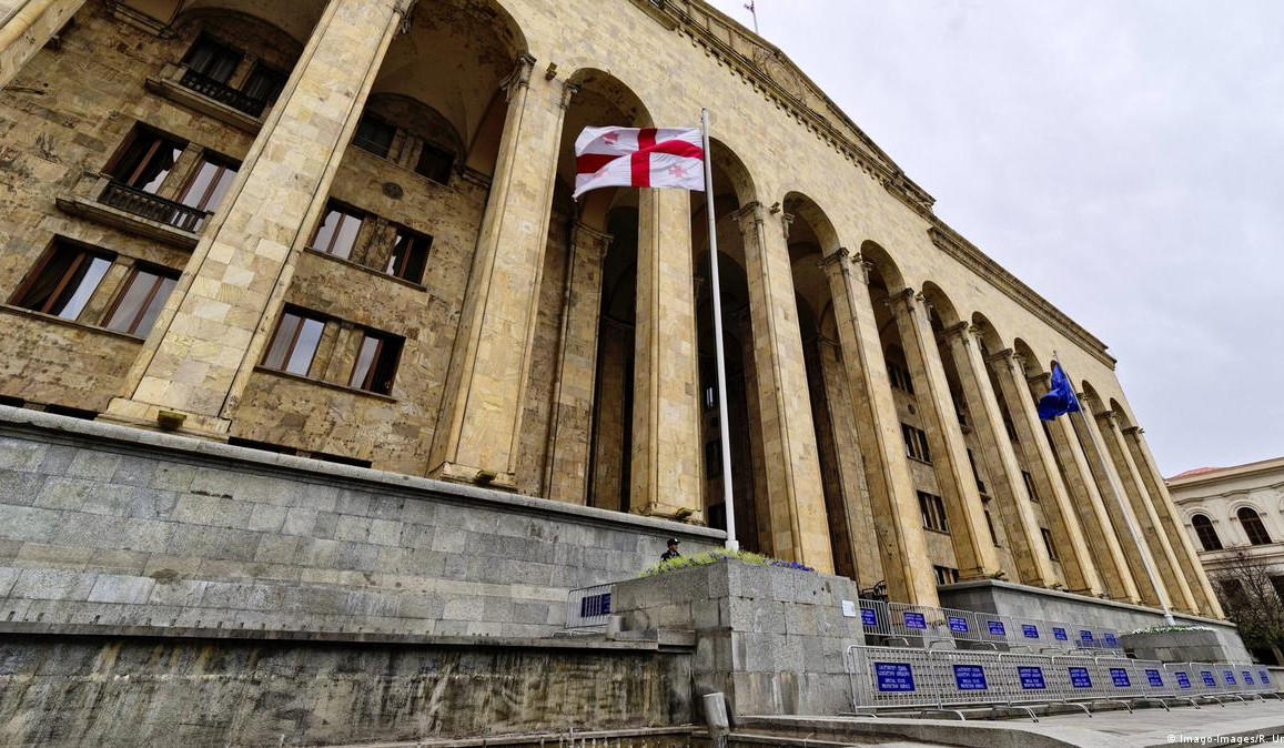 Парламент Грузии в первом чтении принял законопроект о запрете партийной деятельности для отдельных лиц