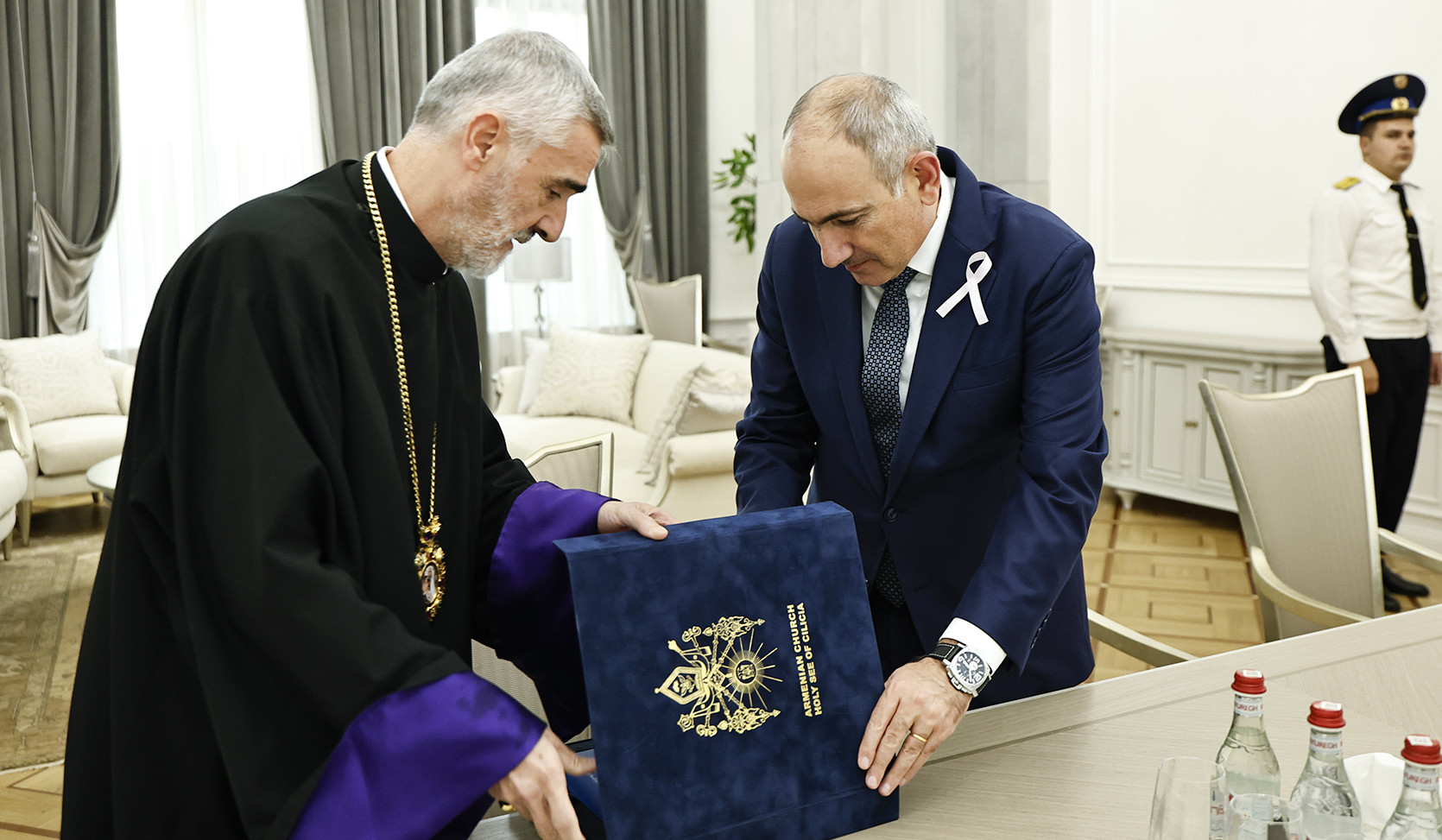 Նիկոլ Փաշինյանն ընդունել է Շահան արքեպիսկոպոս Սարգիսյանին