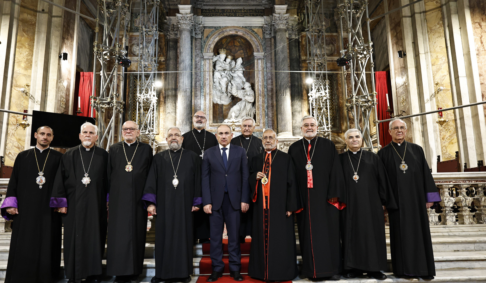 Վարչապետը հանդիպել է Տանն Կիլիկիո Կաթողիկե Հայոց կաթողիկոս-պատրիարքի և Լևոնյան վարժարանի սաների հետ