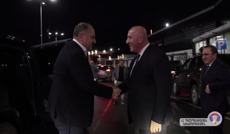 Gürcüstanın müdafiə naziri Suren Papikyanın dəvəti ilə Ermənistana gəlib