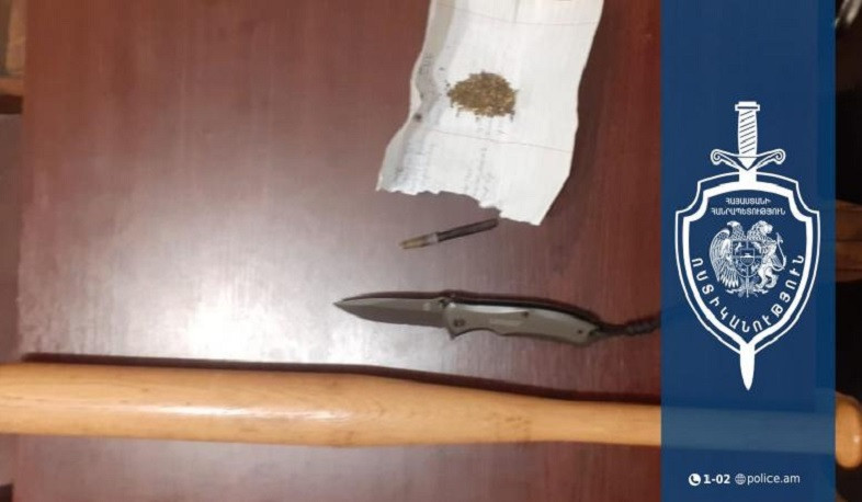 Շենգավիթի համայնքային ոստիկանները 19-ամյա երիտասարդի մոտ թմրամիջոց, կաթուցիչ և ծալովի դանակ են հայտնաբերել