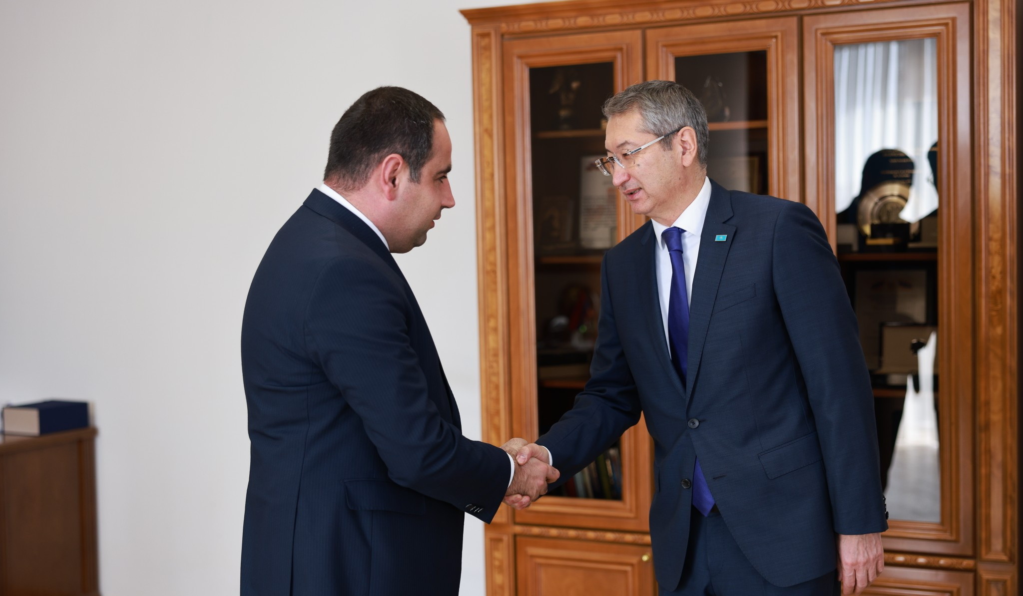 ՏԿԵ նախարարը Ղազախստանի դեսպանի հետ քննարկել է տրանսպորտային, ավիացիոն և ճանապարհաշինության ոլորտներին առնչվող հարցեր