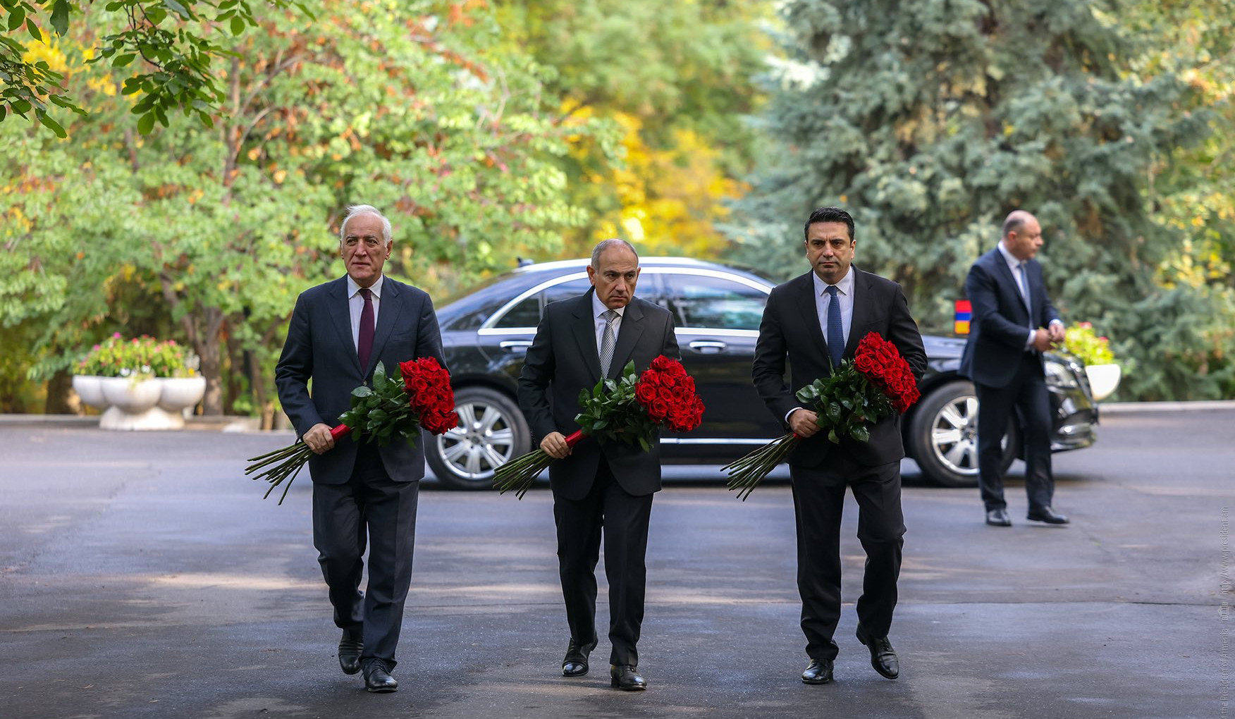 Վարչապետը հարգանքի տուրք է մատուցել հոկտեմբերի 27-ի ոճրագործության զոհերի հիշատակին