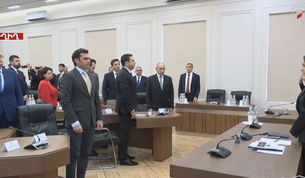 Պատգամավորները 1 րոպե լռությամբ հարգեցին հոկտեմբերի 27-ի ոճրագործության զոհերի հիշատակը