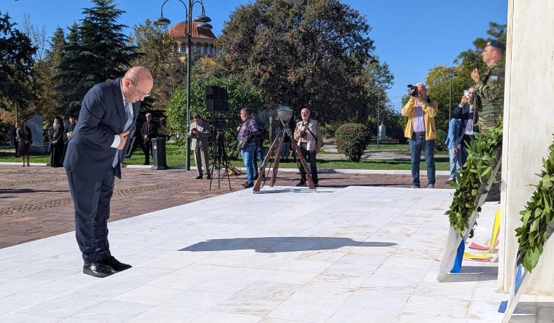 Հունաստանում ՀՀ դեսպանը ծաղկեպսակ է դրել Սրբազան Գնդի անմահ զինվորների հիշատակին նվիրված հուշարձանի մոտ, ներկա գտնվել տոնական շքերթին Հունաստանում ՀՀ դեսպանը ծաղկեպսակ է դրել Սրբազան Գնդի անմահ զինվորների հիշատակին նվիրված հուշարձանի մոտ, ներկա գտնվել տոնական շքերթին