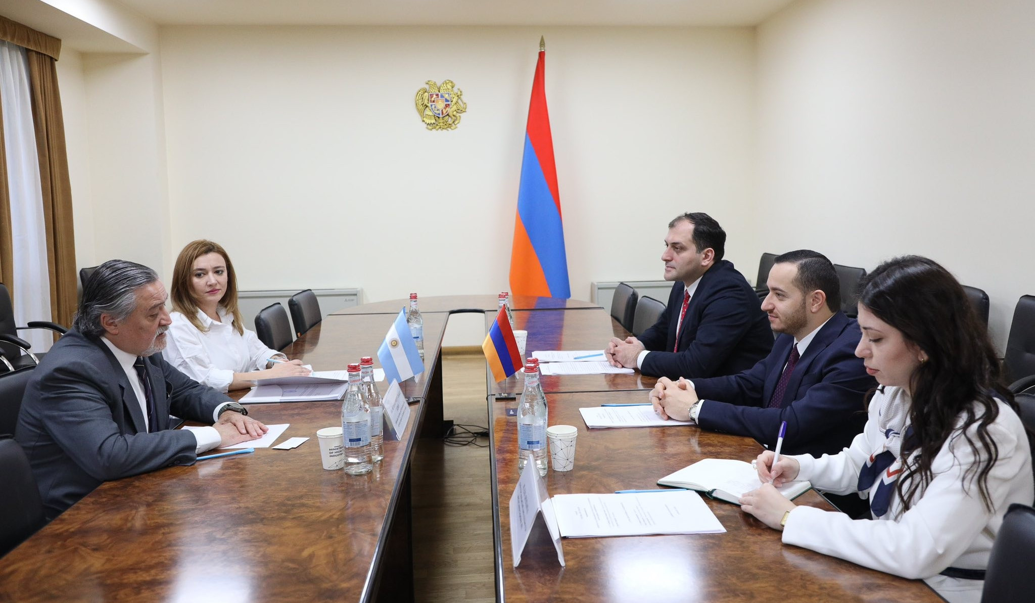ԲՏԱ նախարարը և Արգենտինայի դեսպանը քննարկել են բարձր տեխնոլոգիաների ոլորտում համագործակցության հնարավոր ուղիները