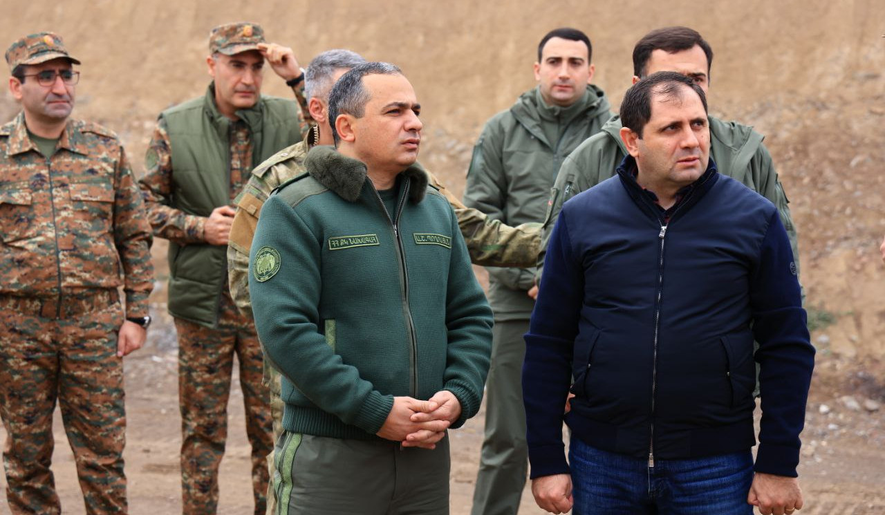 Müdafiə naziri sərhəddə olub