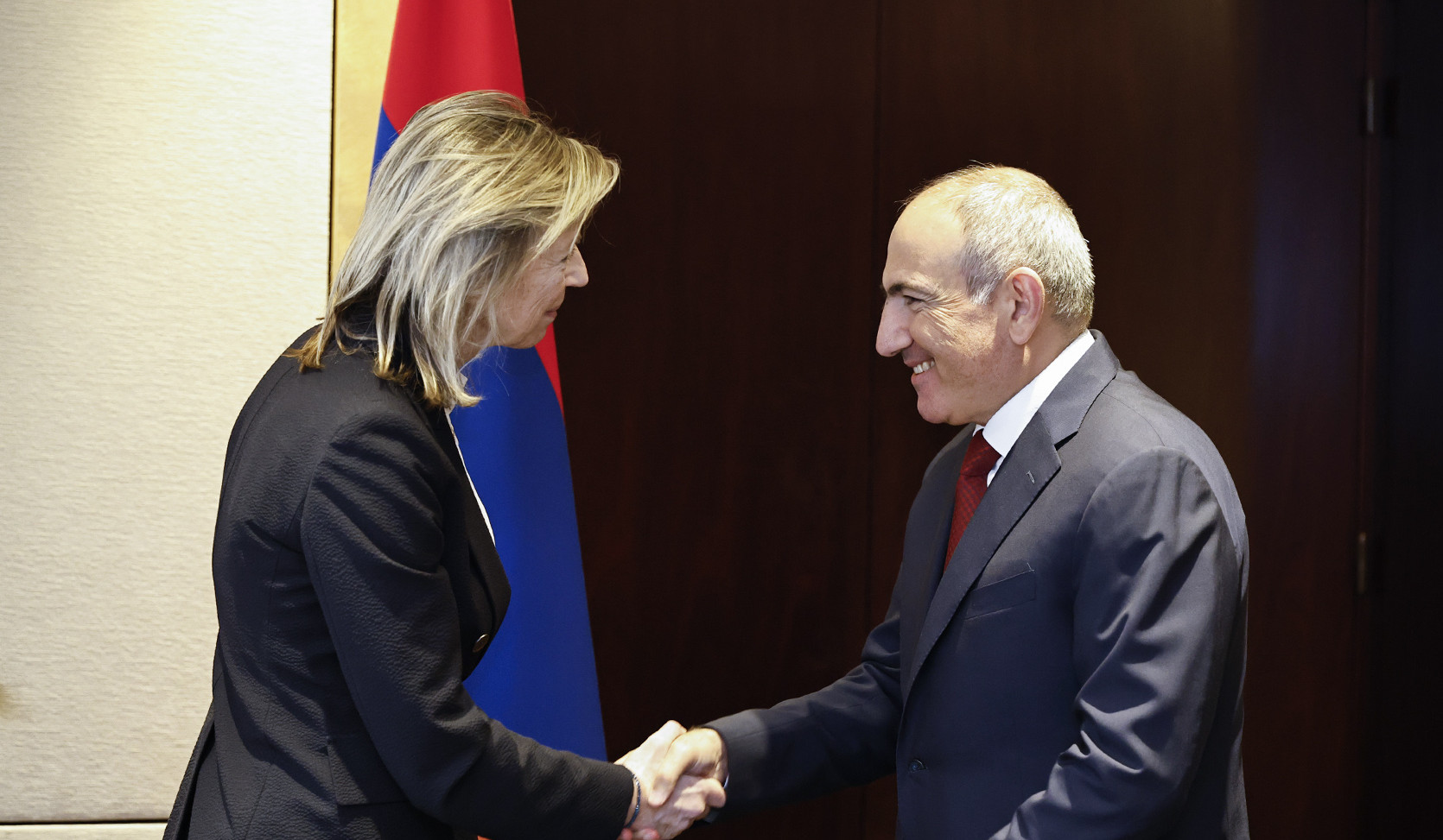 Премьер-министр Пашинян провел встречу со специальным представителем ЕС Кайсой Оллонгрен