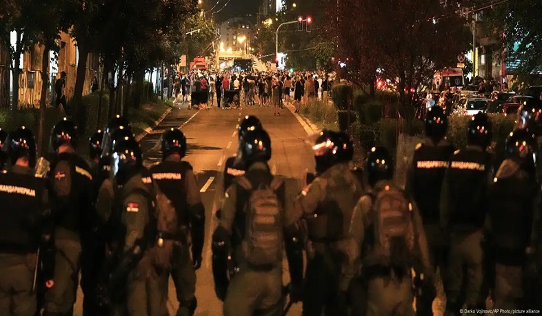 Около 40 человек задержаны после беспорядков у здания скупщины Сербии в Белграде