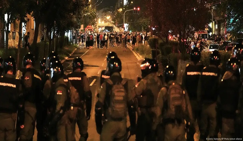 Около 40 человек задержаны после беспорядков у здания скупщины Сербии в Белграде