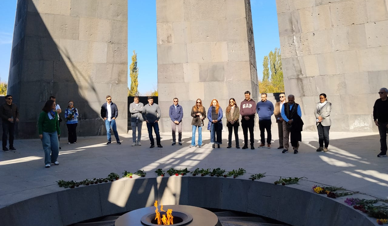 Argentina Qanunvericilik Orqanının nümayəndələri Erməni Soyqırımı Memorialını ziyarət etdilər