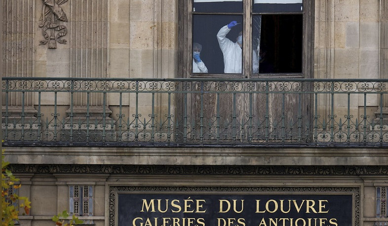 Ограбление Лувра совершили жители бедного пригорода Парижа: прокурор