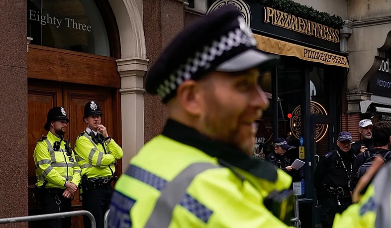 Британская полиция ищет двух заключенных, которых по ошибке освободили: BBC