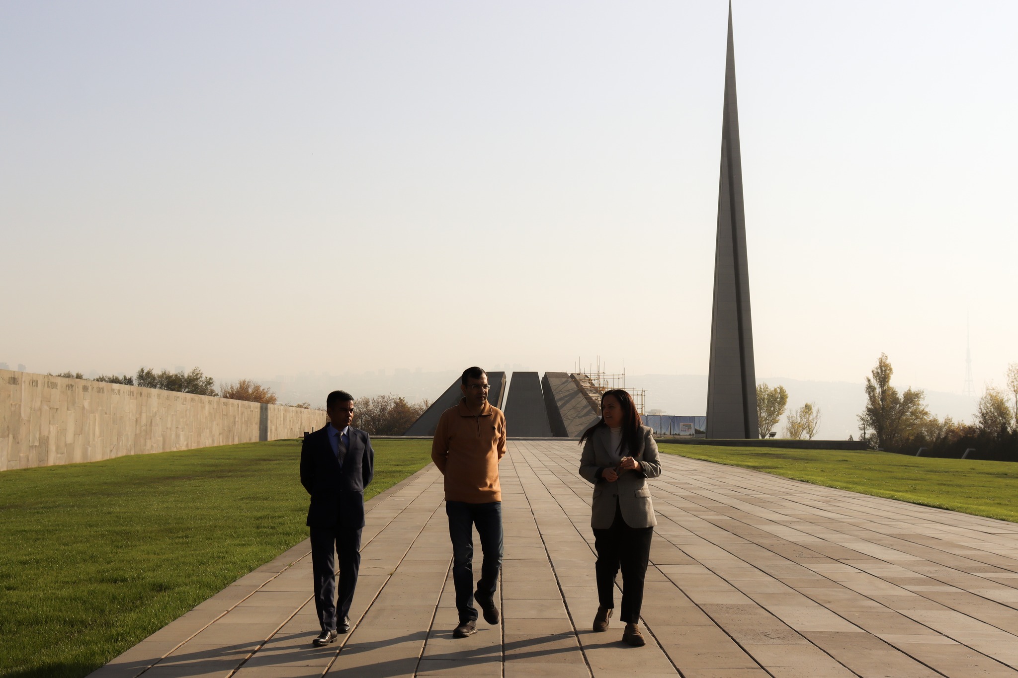 Hindistan Müdafiə Nazirliyinin Müdafiə İşləri üzrə Birgə Katibi Erməni Soyqırımı Memorial Kompleksini ziyarət etdi