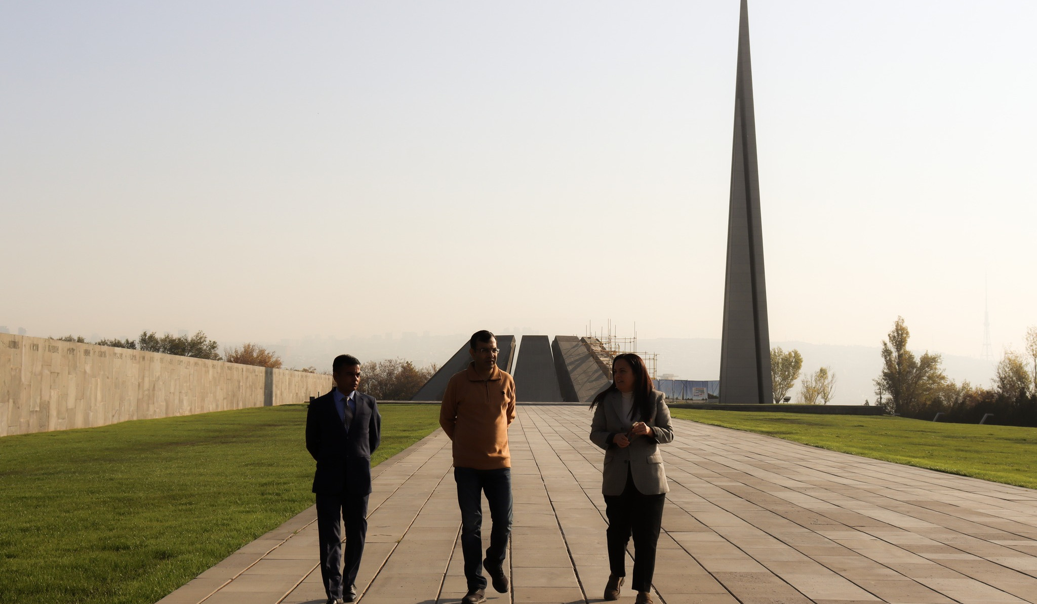 Hindistan Müdafiə Nazirliyinin Müdafiə İşləri üzrə Birgə Katibi Erməni Soyqırımı Memorial Kompleksini ziyarət etdi