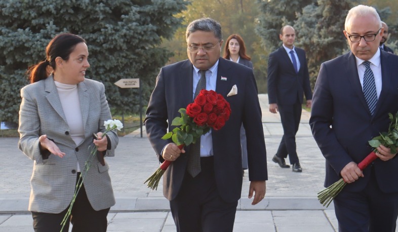 Delegation led by India’s Deputy Minister of Foreign Affairs Sibi George visits Armenian Genocide Memorial