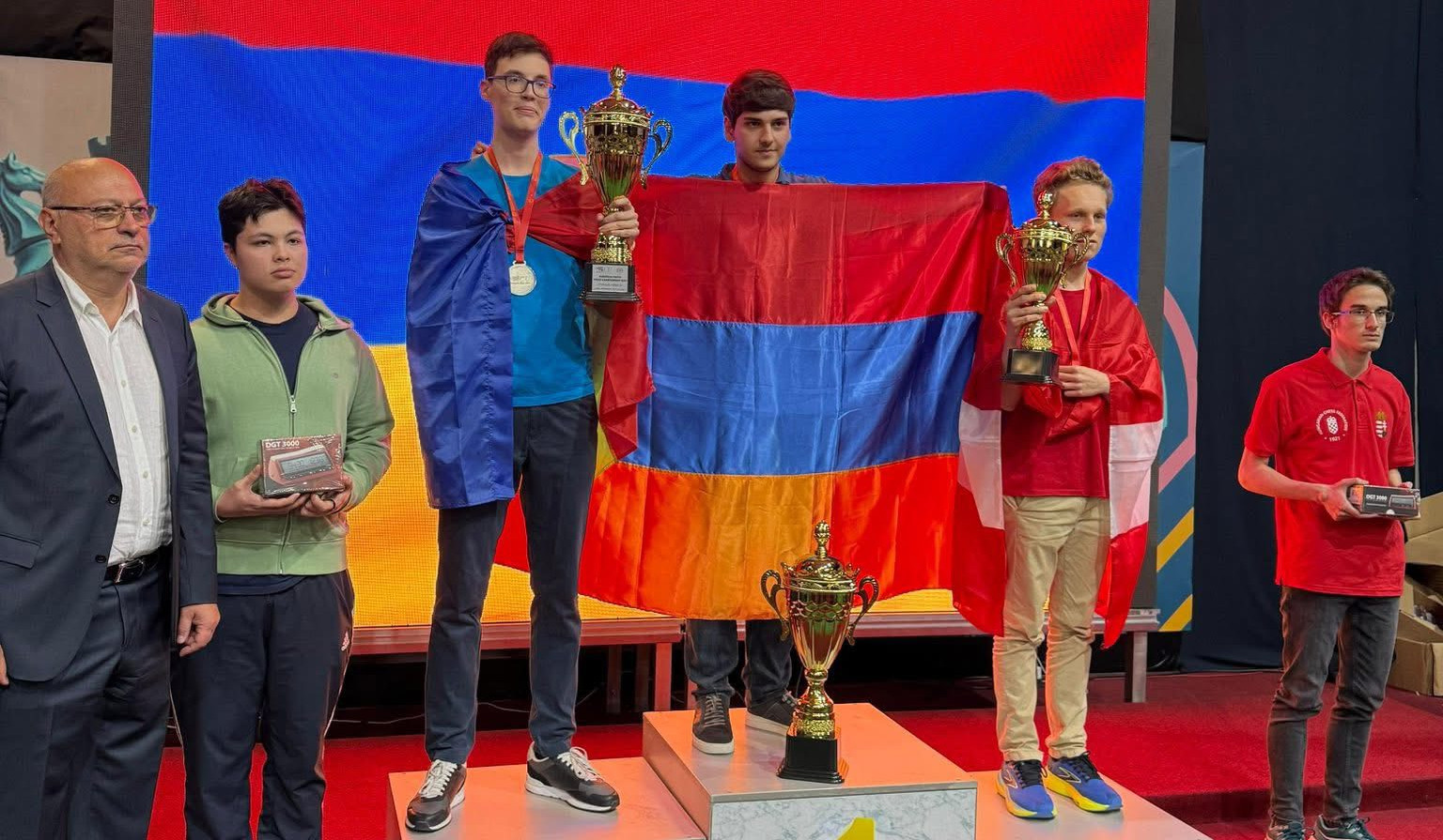 Վահե Սուքիասյանը՝  շախմատի Եվրոպայի մինչև 18 տարեկանների չեմպիոն, Տիգրան Համբարձումյանը՝ մինչև 14 տարեկանների փոխչեմպիոն