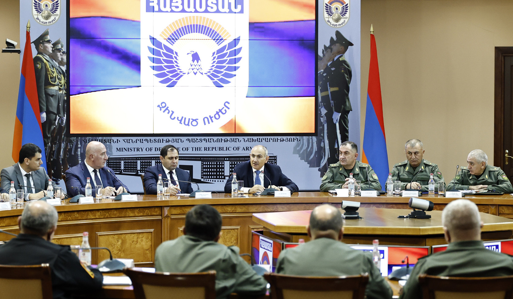 Baş nazir Silahlı Qüvvələr rəhbərliyinin əməliyyat görüşünün iştirakçıları ilə görüşüb