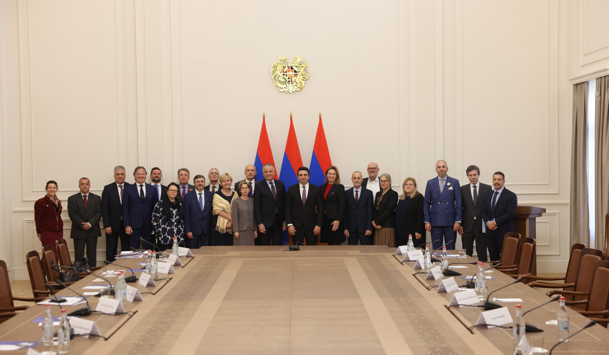 Alen Simonyan Aİ-yə üzv ölkələrin Ermənistanda akkreditə olunmuş diplomatları ilə Ermənistan-Aİ tərəfdaşlığı ilə bağlı məsələləri müzakirə edib