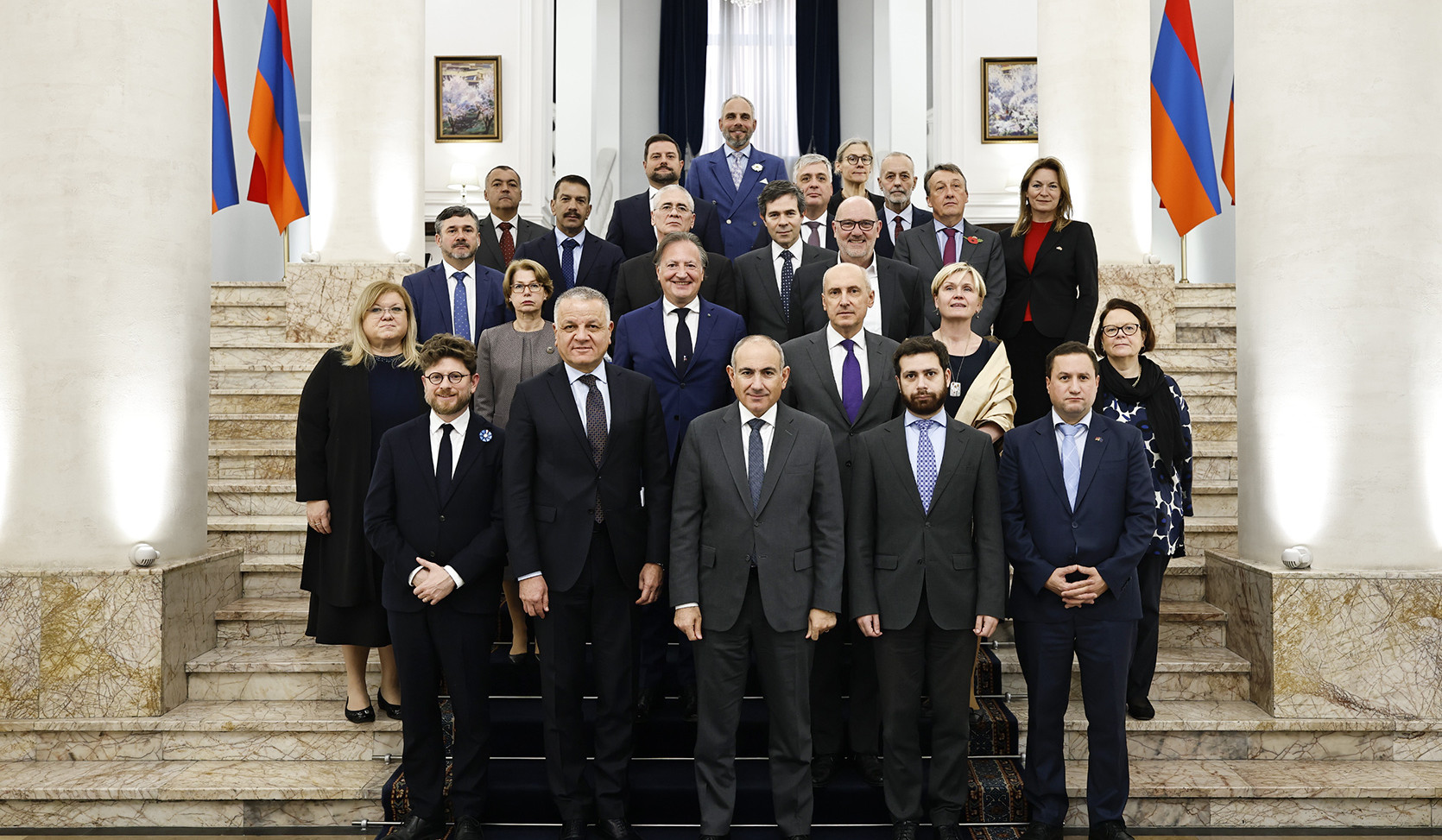 Baş nazir Aİ səfirləri ilə görüşüb