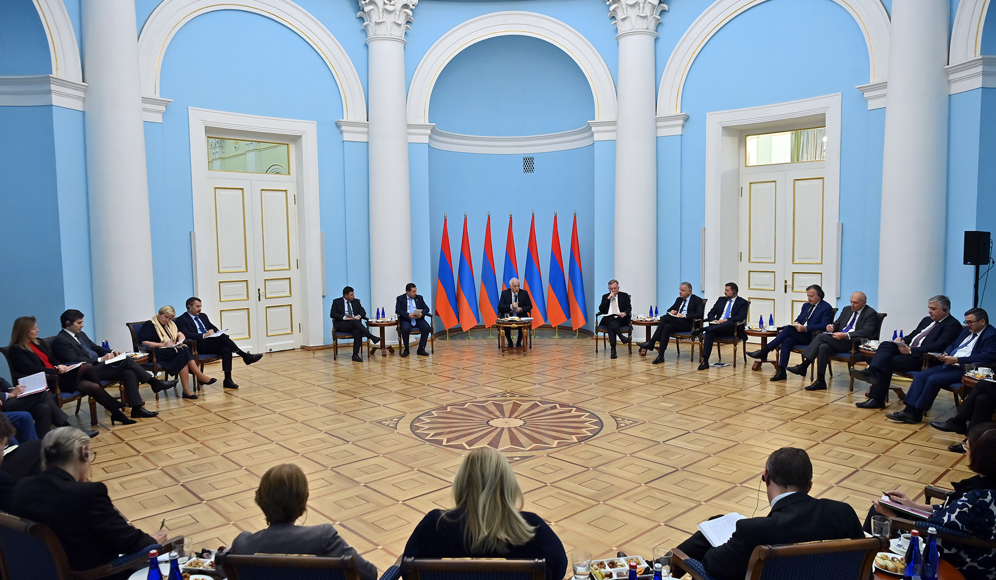 ER Prezidenti Ermənistanda akkreditə olunmuş AB səfirləri ilə görüşüb