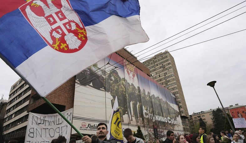 В Белграде - многотысячный протест против отеля зятя Трампа