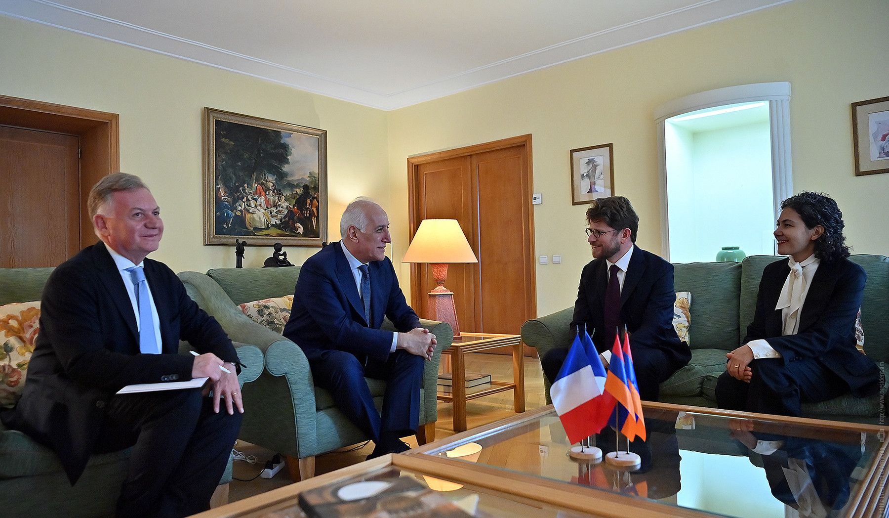 Vahaqn Xaçaturyan Ermənistandakı Fransa səfirliyini ziyarət etdi