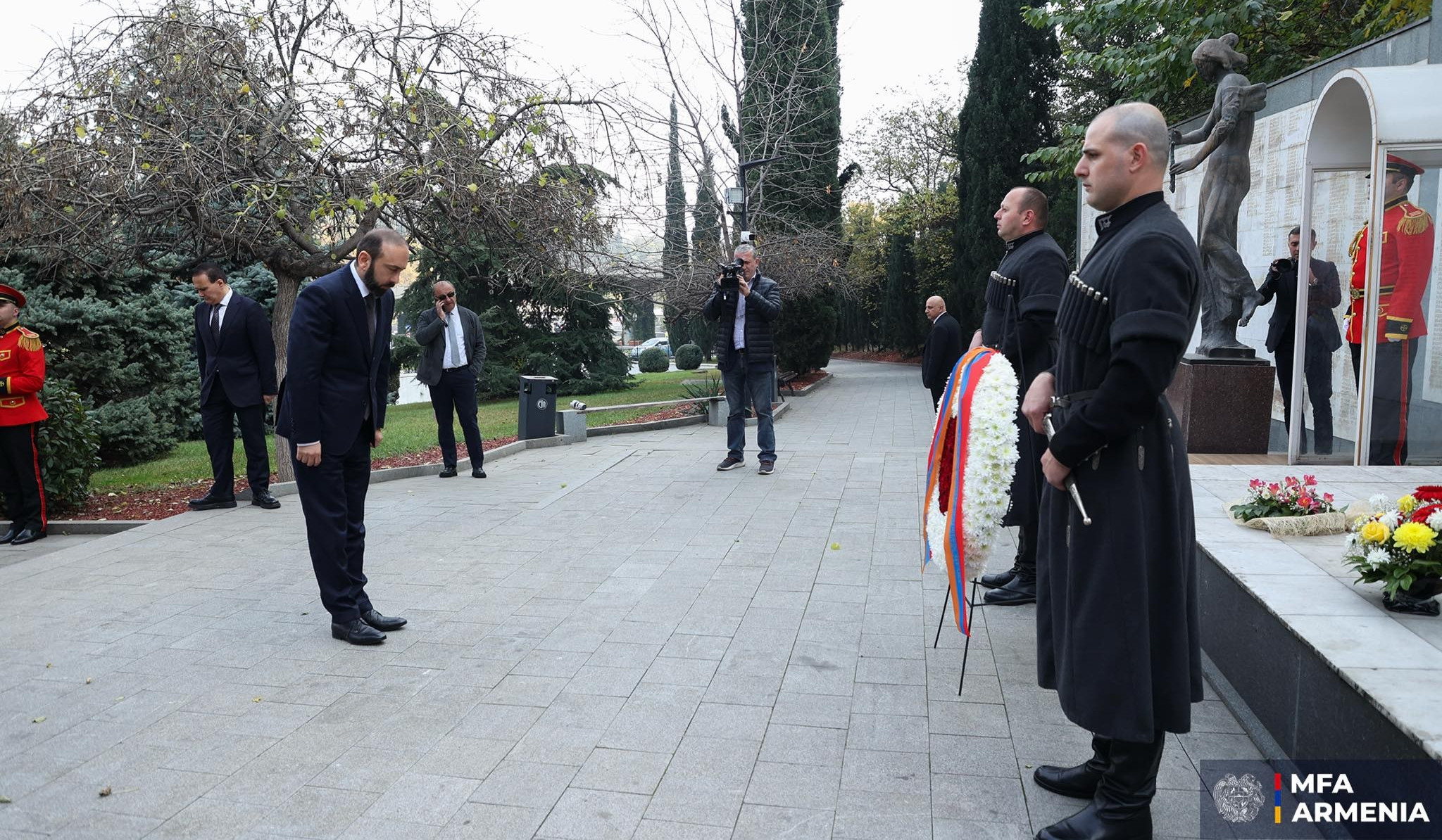 Ararat Mirzoyan Tbilisidəki Qəhrəmanlar Abidəsinə əklil qoyub