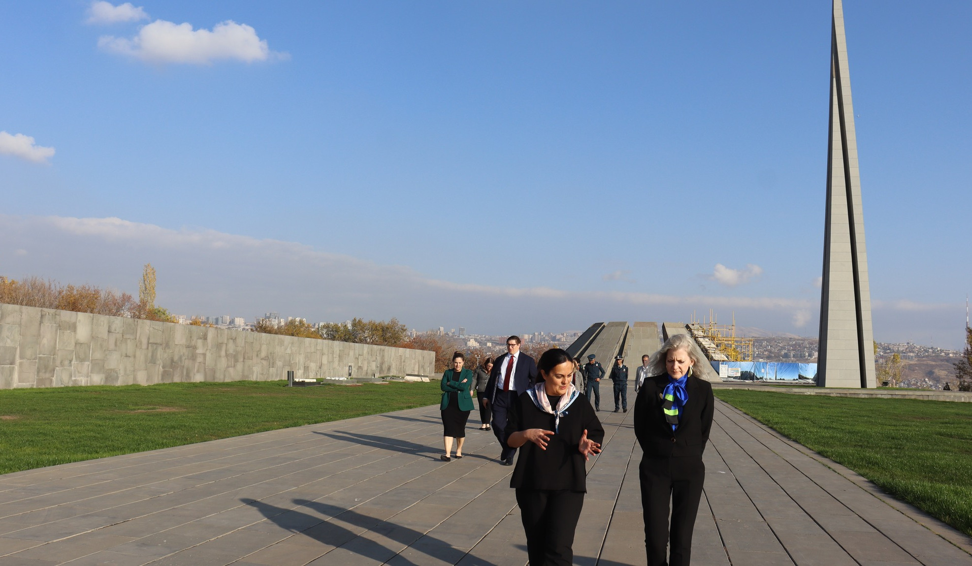 ABŞ Dövlət Katibinin müavini Alison Huker Erməni Soyqırımı abidəsini ziyarət edib