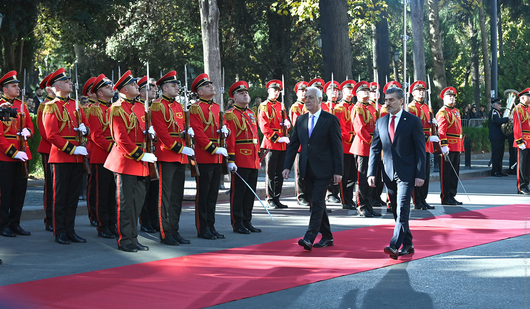 Tbilisiyə səfər edən Prezident Vahaqn Xaçaturyanın rəsmi qarşılanma mərasimi keçirilib