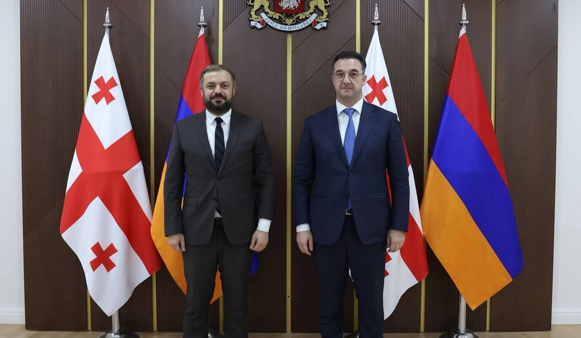 Քննարկվել են Վրաստանով հայկական բրենդիով (կոնյակ) բեռնված մեքենաների արագ և անխոչընդոտ անցմանը վերաբերող հարցեր. Պապոյանը հանդիպել է Սոնգուլաշվիլիի հետ