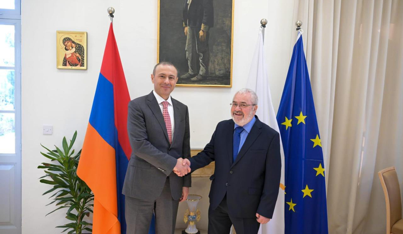Armen Qriqoryan və Tasos Tsionis Ermənistan və Kipr arasında siyasi gündəmlərin geniş spektrini müzakirə ediblər