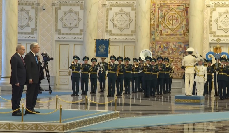 Qazaxıstan Prezidentinin iqamətgahında rəsmi qarşılanma mərasimi: Baş nazir video yayımladı