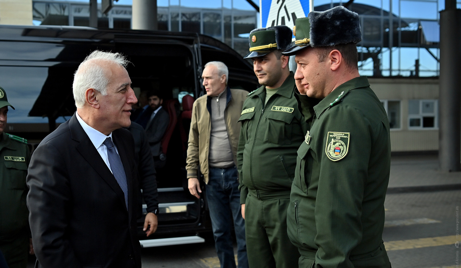 Vahaqn Xaçaturyan Baqrataşen keçid məntəqəsinə baş çəkib, sonra isə Kirantsada kilsənin təmir işlərini izləyib