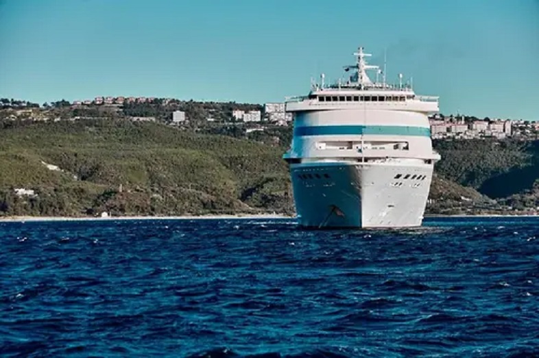 Круизный лайнер с россиянами не пустили в Стамбул и направили в Сочи