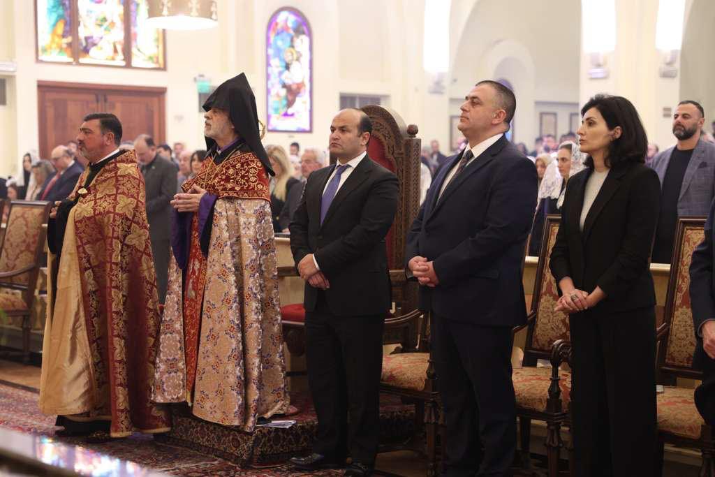 Նարեկ Մկրտչյանը ԱՄՆ-ում ՀԱԵ Արևմտյան թեմի Սրբոց Ղևոնդյանց առաջնորդանիստ մայր տաճարում սուրբ և անմահ պատարագի է մասնակցել