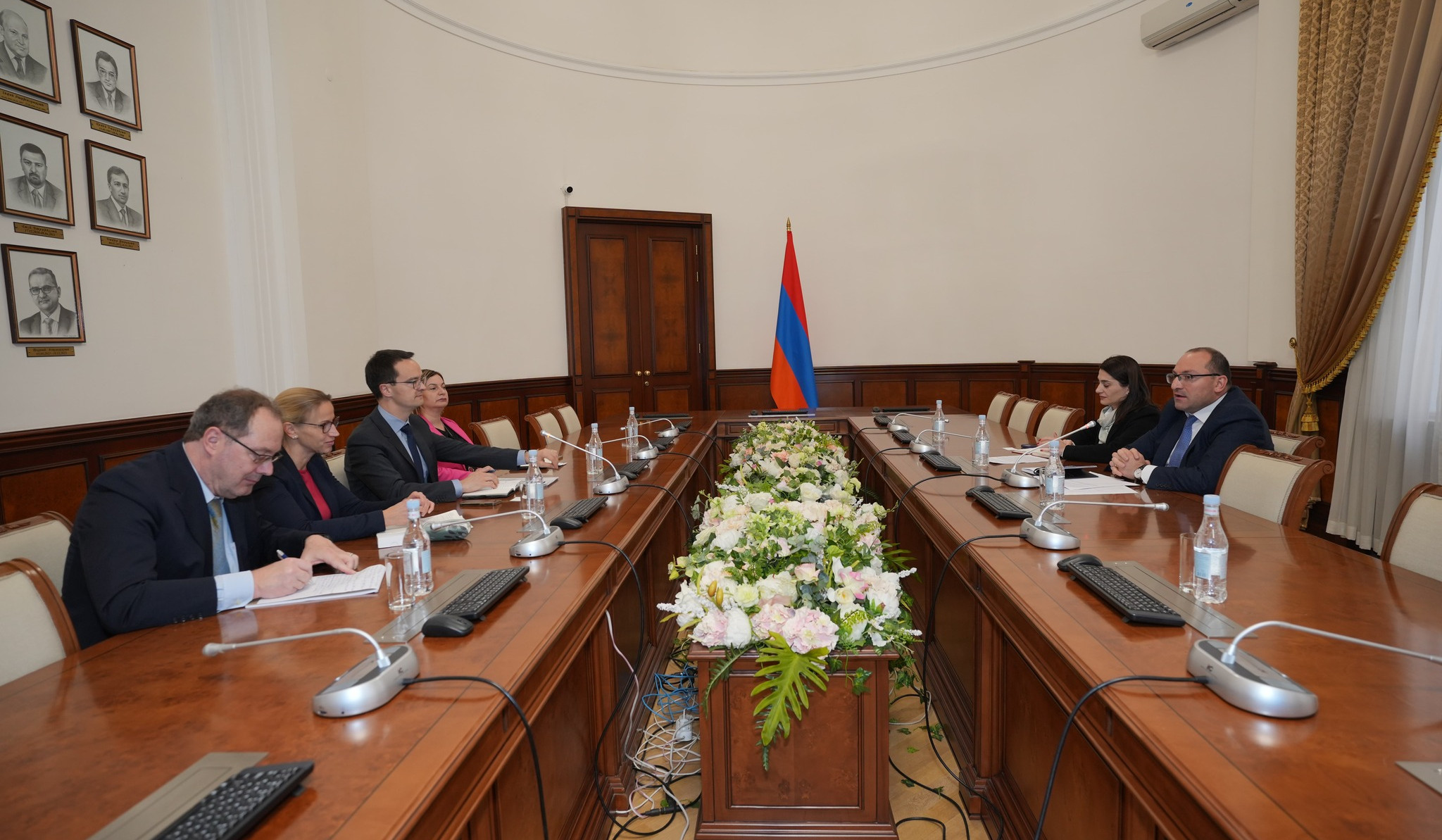 Վերականգնման վարկերի բանկի տարածաշրջանային տնօրենի հետ քննարկվել են ջրային, էներգետիկ ոլորտներում իրականացվող ծրագրերը