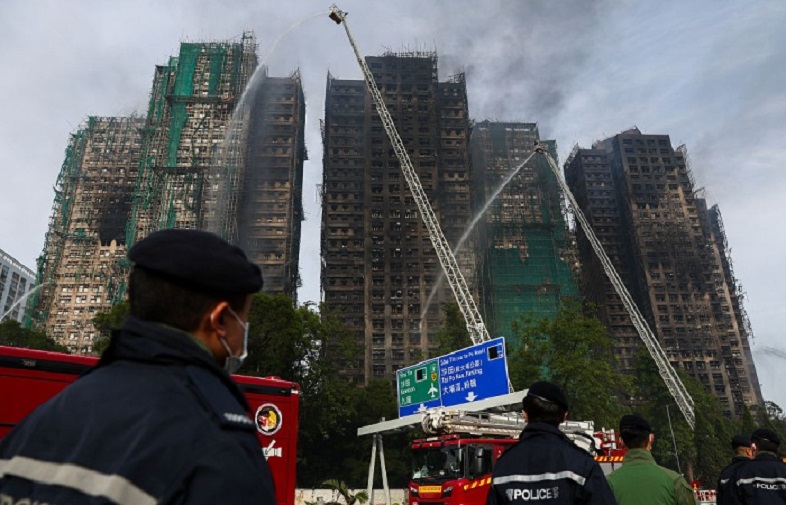Число погибших в результате пожара в жилом доме в Гонконге возросло до 100 человек