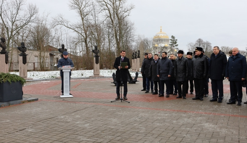 Հակոբ Արշակյանը Կրոնշտադտ քաղաքում մասնակցել է ծովակալ Հովհաննես Իսակովի հուշարձանի բացմանը