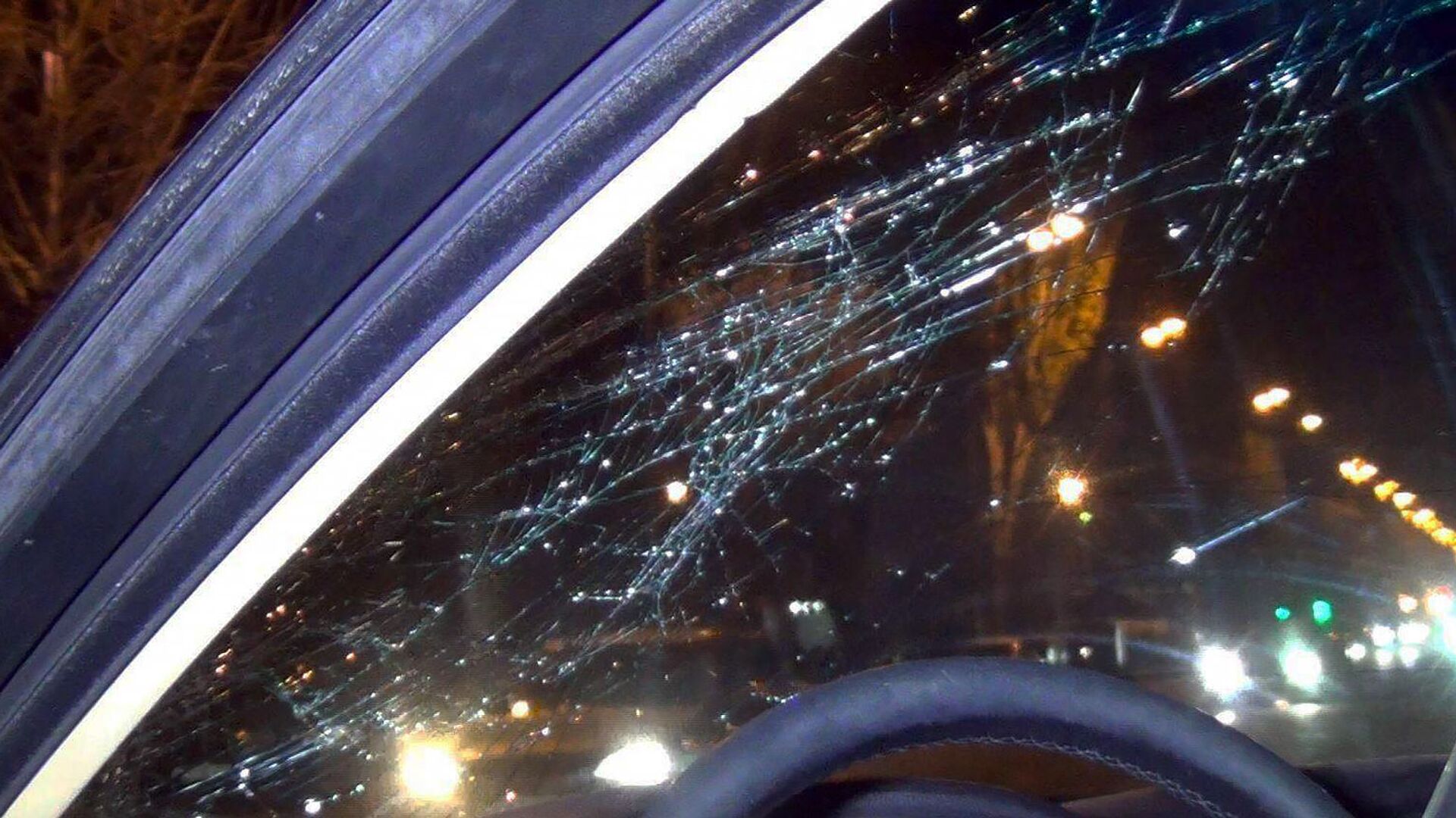 Երևան-Գյումրի ճանապարհին ավտոմեքենան բախվել է արգելապատնեշին և կողաշրջվել. կան տուժածներ